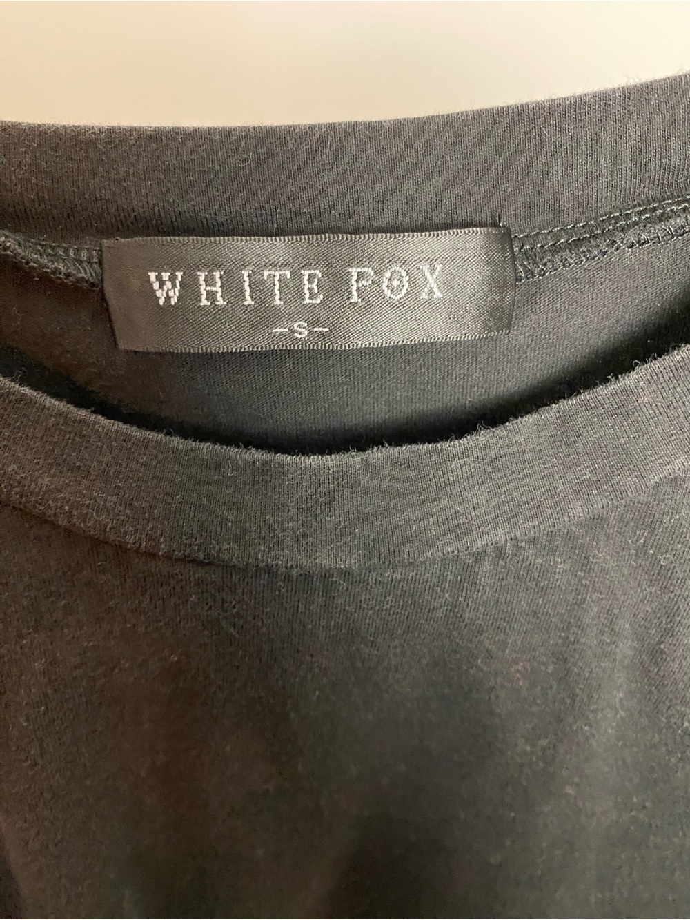 White Fox Crop Top Womens Size Small Black Cotton Neutral Cropped Tee Shirt - Picture 4 of 7